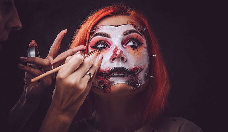 Il trucco Halloween perfetto con prodotti arancioni per occhi e labbra