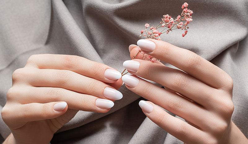 Come rimuovere lo smalto semipermanente a casa senza danneggiare le unghie