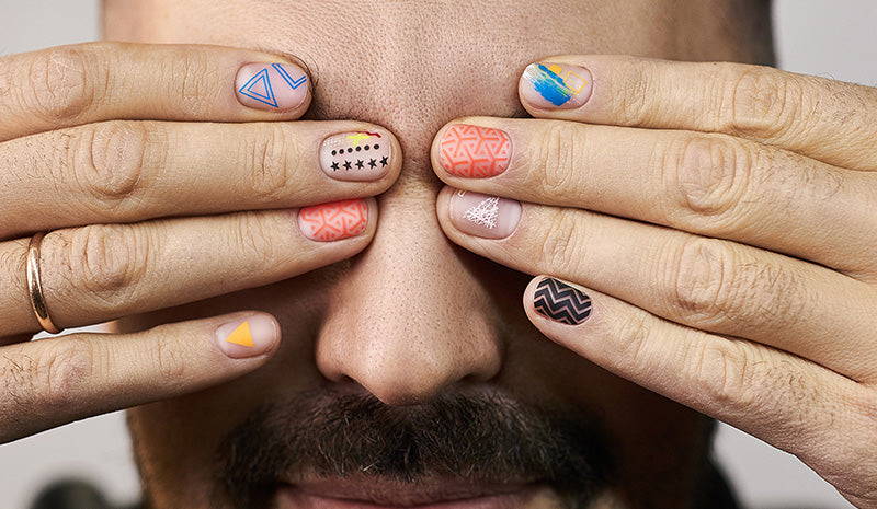 Il fascino dello smalto uomo, il beauty trend dell'estate 2021