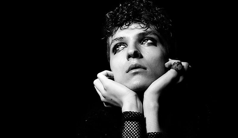 Cattura l’attenzione con make up uomo nero in stile Måneskin