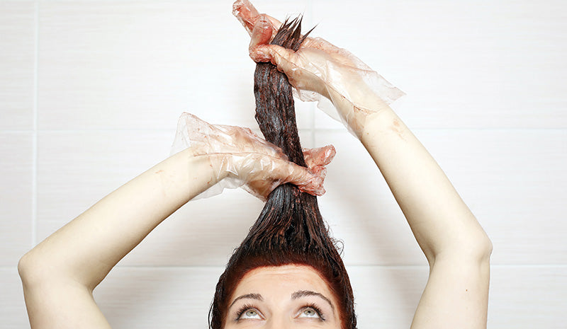 Come fare la tinta in casa: i trucchi per un colore perfetto