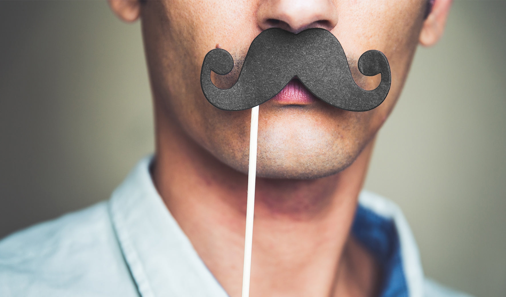 Come fare i baffi a manubrio: taglio, cura e tipologie